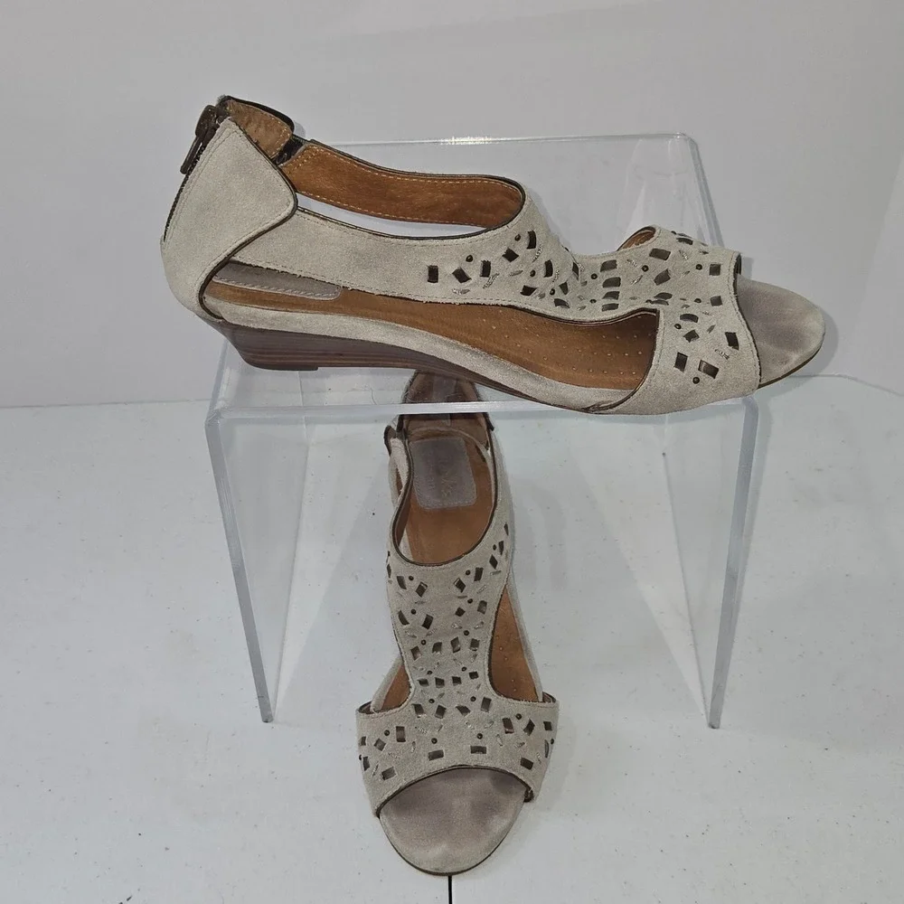 Clarks Artisan Tan Suede Wedge Sandals Laser Cut Peep Toe Back Zip 8M 31889